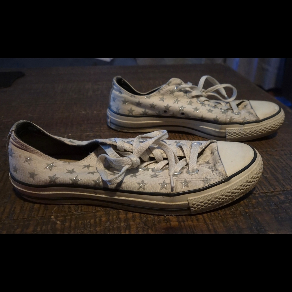Star Pattern Low-Top Converse - Picture 3 of 6